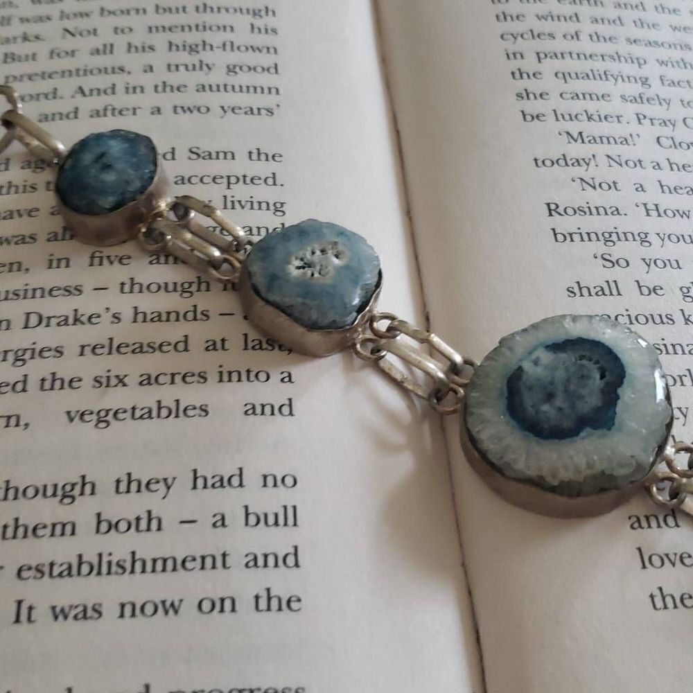 Sliced Blue Agate Geodes Bracelet - Picture 3 of 8